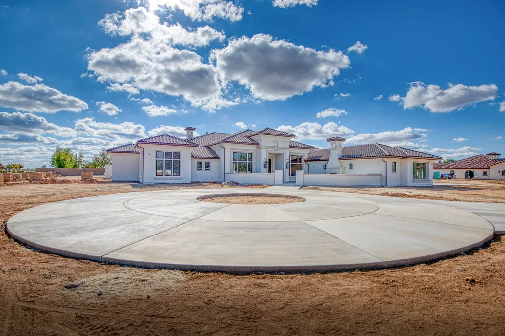 Circular motor court and front elevation of Queens Estate in Clovis, California.