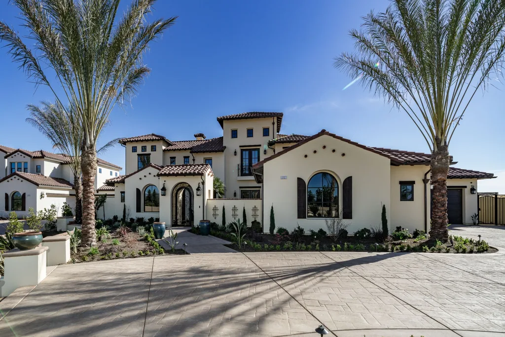 Front elevation and motor court approach at Spey Valley Estate I in Fresno, California.